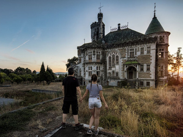 Cặp đôi chỉ thích đưa nhau tới những "ngôi nhà ma" để chụp hình