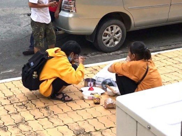 Bữa cơm trưa ăn vội của nữ sinh cùng mẹ giữa sân trường trong ngày đầu nhập học