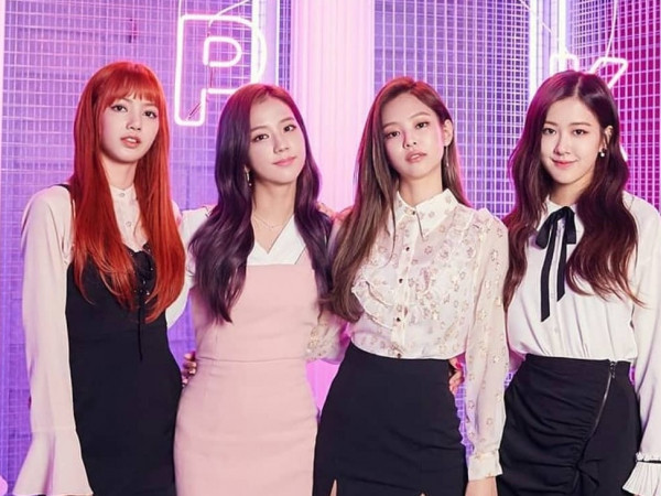 Fan phẫn nộ khi thấy Black Pink bị fan cuồng vây kín và xô đẩy ở sân bay 