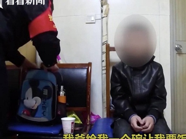 Không làm bài tập về nhà, cậu bé bị bố bắt quỳ gối ăn xin