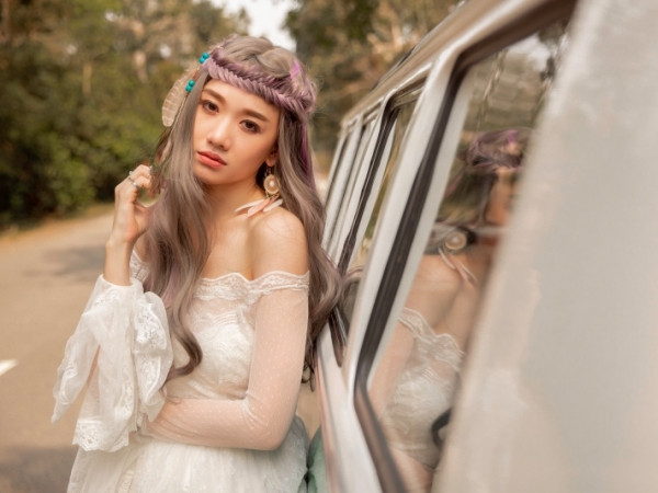 Bị ông xã Trấn Thành chê bai khả năng hát tiếng Việt, Hari Won quyết tâm ra mắt MV mới