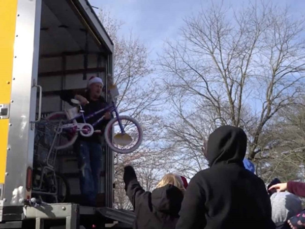 “Cậu bé nghèo” trở thành “ông già Noel” đối với trẻ em ở quê cũ