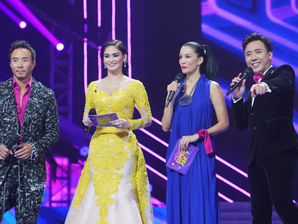 Trấn Thành sánh đôi cùng Hoa hậu Hoàn vũ 2015, tự tin "bắn" tiếng Anh trên sân khấu lớn