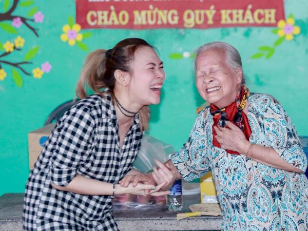 Ca sĩ Mỹ Tâm ca hát, chúc Tết các nghệ sĩ ở viện dưỡng lão