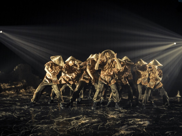 Quang Đăng hóa thân thành chàng “nông dân say rượu” trong "Vũ Nông dân" 2