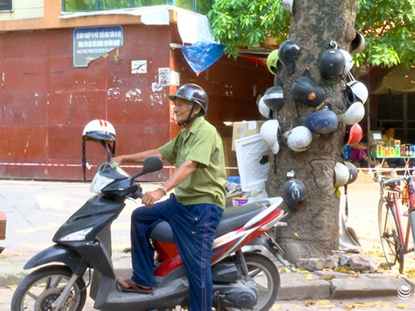 Ông già "gàn dở" nhặt mũ hỏng, làm xe ôm miễn phí cho người nghèo