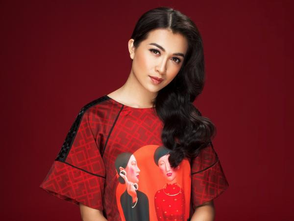 Lệ Hằng diện áo dài đỏ lấy may mắn trước thềm Chung kết Miss Universe