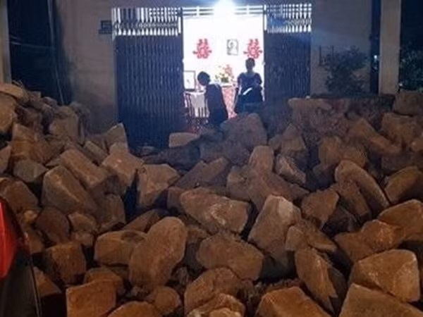 Nghe tin người yêu cũ lấy chồng, tài xế đổ 2 đống đá ngay cổng nhà trước ngày rước dâu