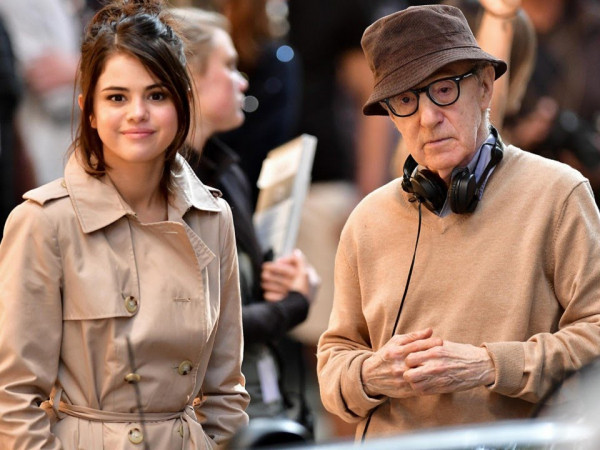 Dưới những cơn mưa, Selena Gomez tái hiện hình ảnh Audrey Hepburn trong "Kissing In The Rain"