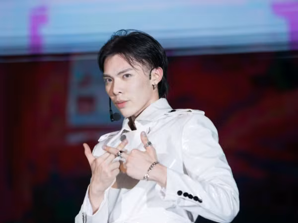 Erik trình diễn live loạt ca khúc được yêu thích tại showcase đầu tiên 