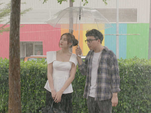 Fan phát sốt với hành động ngọt ngào mà Trấn Thành dành cho Lan Ngọc trong trailer "Cua lại vợ bầu"