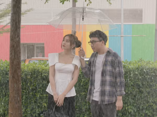 Fan phát sốt với hành động ngọt ngào mà Trấn Thành dành cho Lan Ngọc trong trailer "Cua lại vợ bầu"