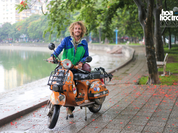 Trò chuyện cùng chàng Tây điển trai đi phượt bằng vespa từ Ý sang Việt Nam