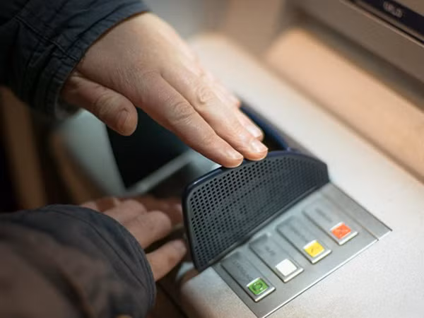 "Chuyển nhầm 5 tỷ cho khách, ngân hàng chịu trách nhiệm gì?"