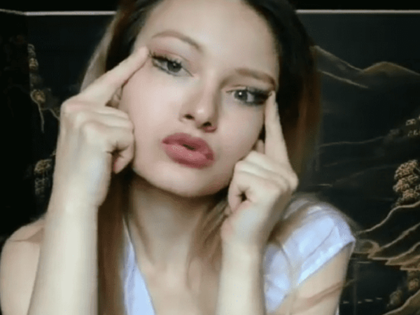 Chế giễu đôi mắt của Jennie (Black Pink), một nữ DJ ngập trong những lời chỉ trích