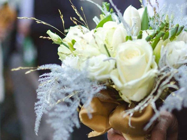 Hài hước chàng trai "chạy mất dép" khi thấy bạn gái bắt trúng hoa cưới