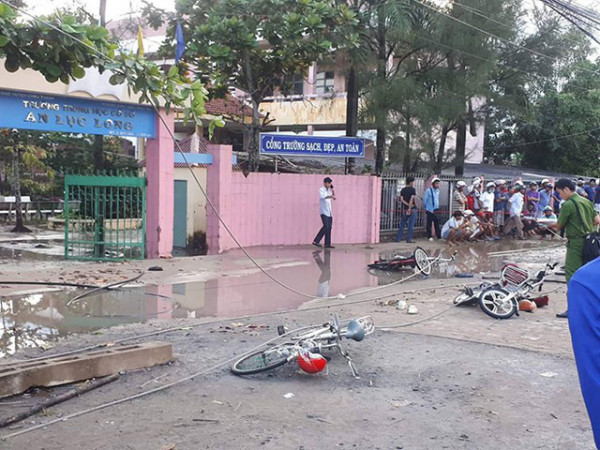 6 học sinh bị điện giật trước cổng trường: Mọi người gào thét trong bất lực