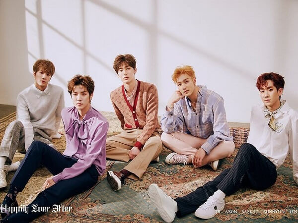 NU'EST diện style đen trắng cập bến thành phố Hồ Chí Minh