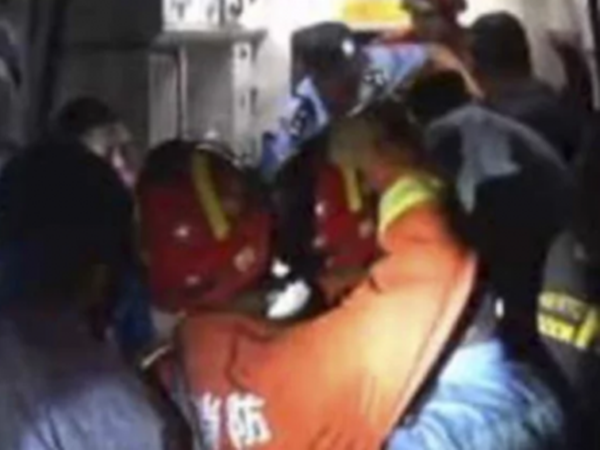 Chàng trai nặng 200 kg ngã trong nhà tắm, đội cứu hỏa tới giải cứu cũng lắc đầu 'bó tay'