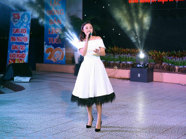  Văn Mai Hương thể hiện loạt hit đình đám giữa vòng vây nghìn sinh viên