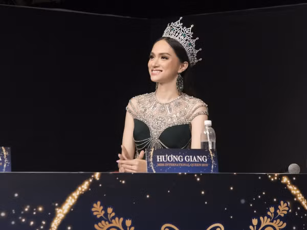 Vừa úp mở bạn trai giấu mặt, Hương Giang đã chuẩn bị lên đường sang Thái ngồi ghế nóng