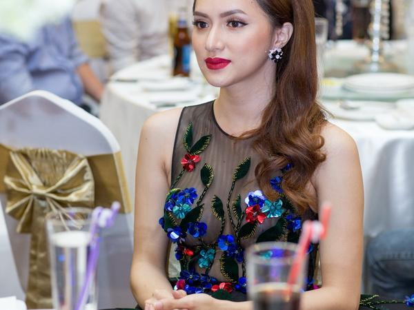 Hương Giang diện váy cầu kỳ đi dự sự kiện