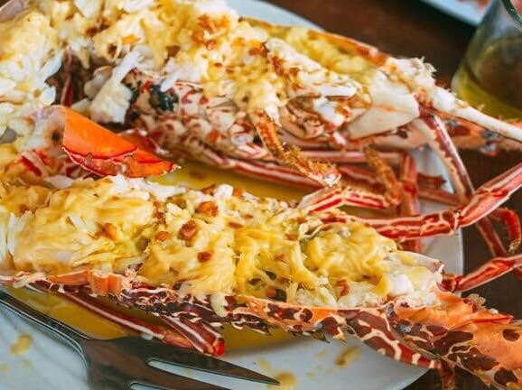 Chẳng cần sang tận Pháp mà vẫn có thể thưởng thức tôm bỏ lò phô mai ngon đúng điệu