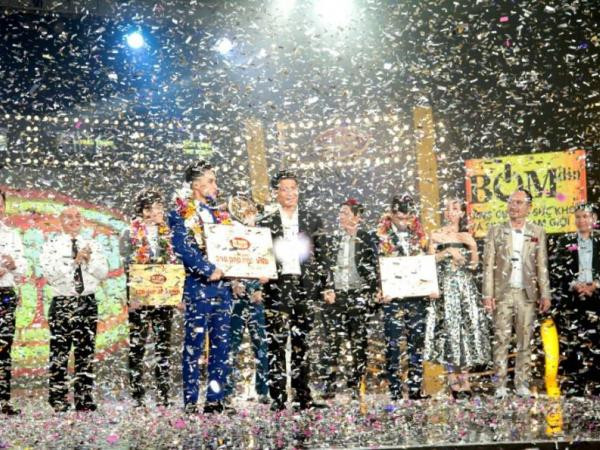 Trấn Thành, Duy Khương khóc nức nở khi giành giải Quán quân Đấu Trường Tiếu Lâm