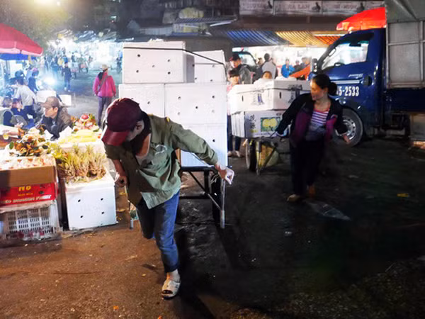 Những cửu vạn “nhí” ở chợ đầu mối Long Biên, Hà Nội