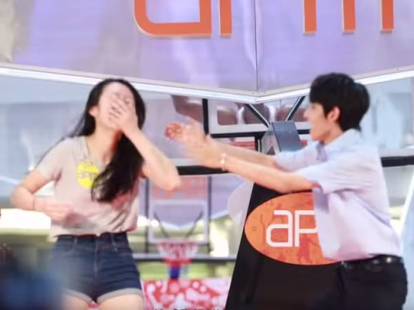Kim Samuel lỡ tay... đập trúng mặt một fan nữ và cái kết khiến ai cũng phải "phát cuồng"
