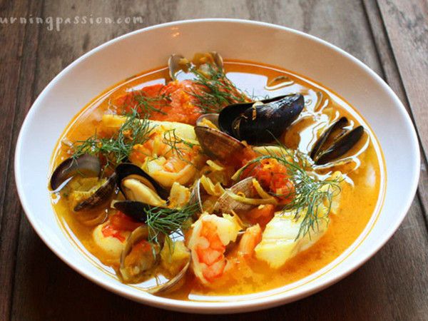 Từ xuất xứ bình dân "đầu thừa đuôi thẹo" tới món súp hải sản nổi tiếng nhất thế giới