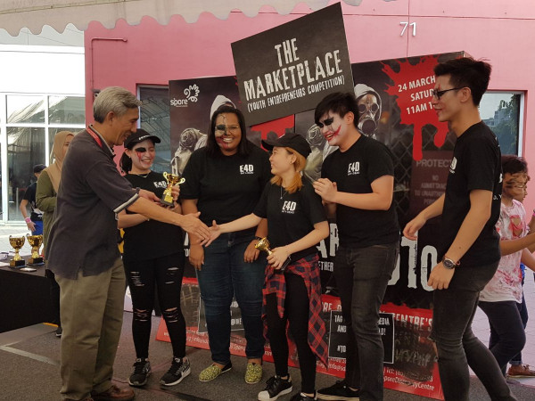 Ấn tượng với ý tưởng kinh doanh bánh pizza "hộp sọ" và bữa tiệc "zombie" từ nhóm sinh viên quốc tế