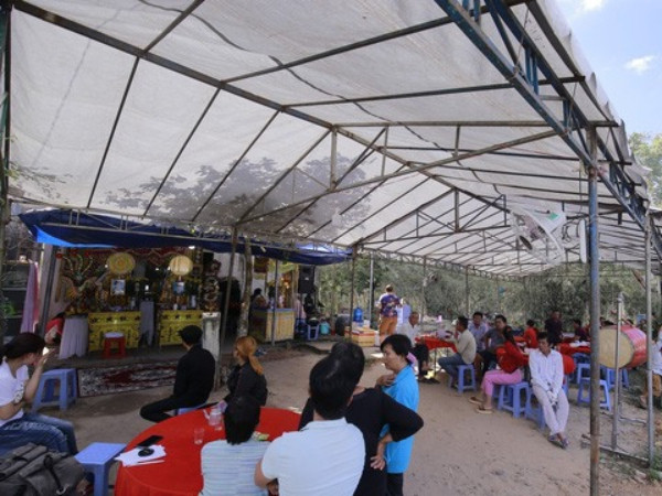 Đám tang vợ chồng nghèo chết dưới bánh xe container: Đến tiền mua quan tài cũng thiếu nợ!