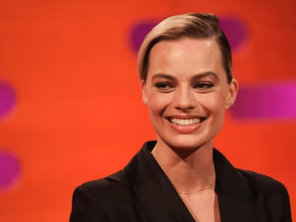Margot Robbie trở nên thanh lịch khác lạ trong thiết kế của nhà mốt Công Trí