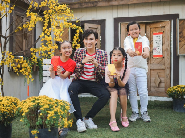 Chí Thiện chào năm mới cùng các học trò nhí bằng MV "Xúc Xắc Xúc Xẻ"