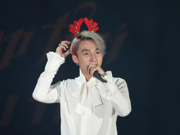 Chiều fan, Sơn Tùng hóa thân thành "tuần lộc" cực đáng yêu ngay trên sân khấu 