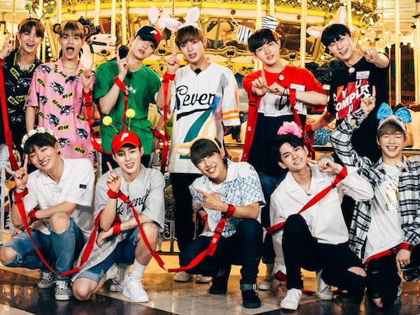 Soi ngay màn tổng duyệt giữa đêm khuya của Wanna One tại nhà hát Hòa Bình