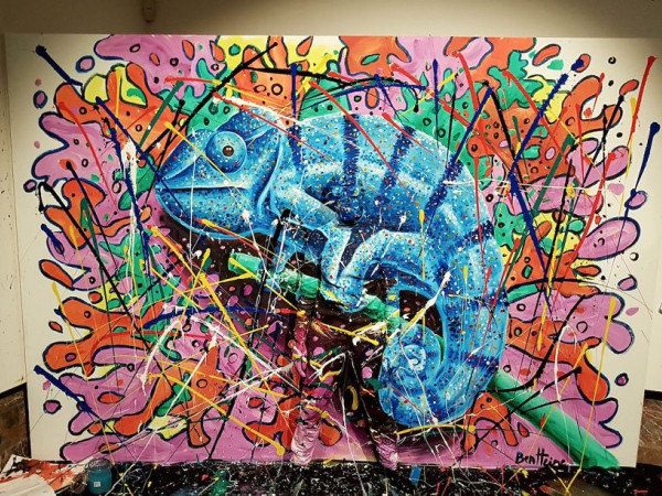 Bạn mất bao nhiêu phút để nhìn ra người thật đứng trong bức tranh này?