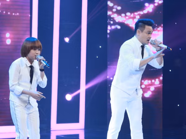 ​Sau khi trở thành Quán quân "Vietnam Idol Kids", Thiên Khôi đoạt luôn giải Nhất của "Gia Đình Song Ca"