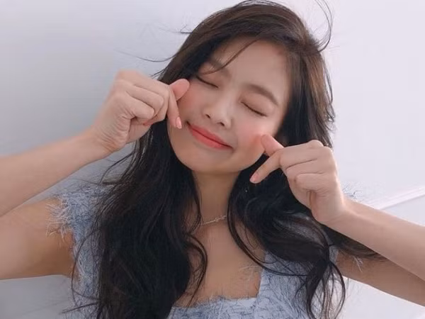 Phản ứng đầy đáng yêu của Jennie (Black Pink) khi bất ngờ được fan cầu hôn