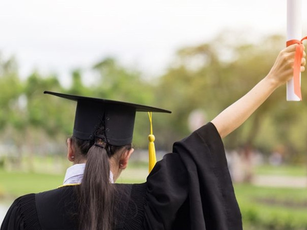 Dễ thương chưa: Bố và con gái tốt nghiệp đại học cùng nhau!