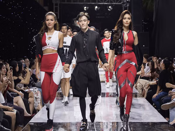 Minh Tú, Lan Khuê khoe vóc dáng hút hồn khi mở màn BST phong cách thể thao