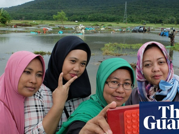 Vùng đất vừa bị sóng thần tàn phá trở thành điểm du lịch bất đắc dĩ để “câu like”