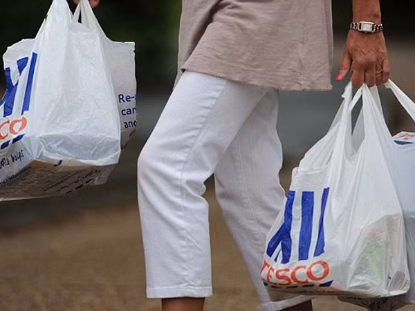 Cách đơn giản khiến nước Anh giảm được 90% số túi nylon sử dụng mỗi năm