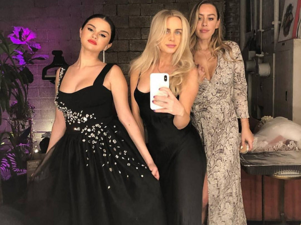 Chỉ là phù dâu trong đám cưới bạn thân, Selena Gomez vẫn "gây bão" vì quá xinh đẹp