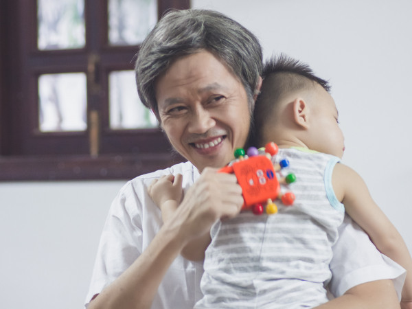 Nghệ sĩ Hoài Linh lơ là làm ngã chắt đích tôn ngay từ cảnh đầu tiên phim Tết