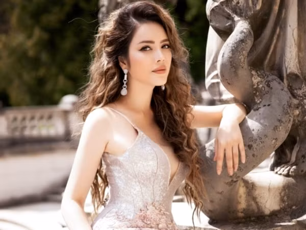 Lý Nhã Kỳ diện trang phục lộng lẫy, hóa nữ hoàng giữa lâu đài cổ Châu Âu