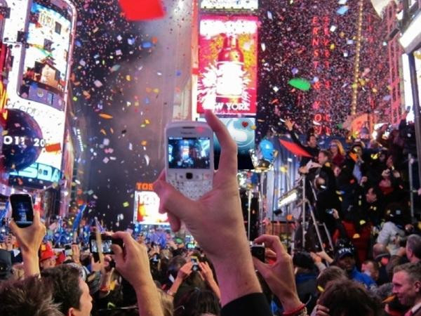 Đón năm mới bằng cách... ném đĩa vỡ vào nhà hàng xóm