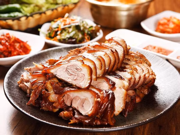 Cứ tưởng chân giò hầm ở đâu cũng như nhau cho tới khi nếm thử chân giò hầm Hàn Quốc
