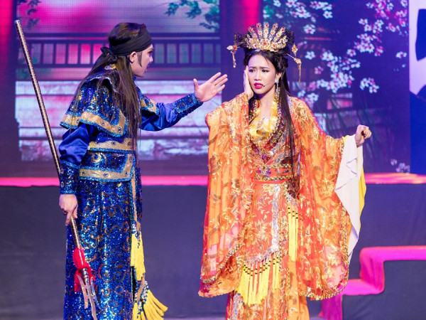 Trấn Thành tát yêu Diệu Nhi trên sân khấu minishow “Yêu”